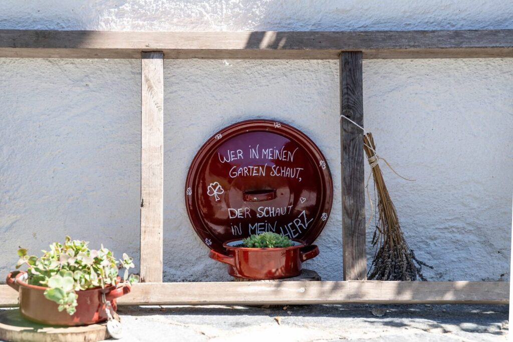 Garten mit dekorativem Topf und Schild