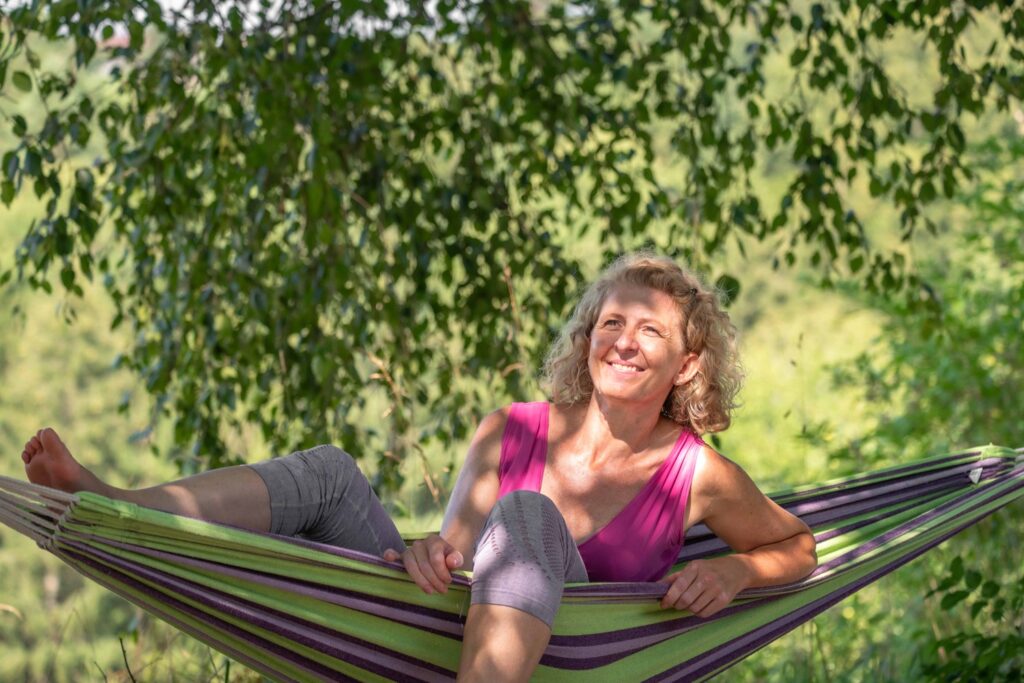 Frau entspannt in einer Hängematte