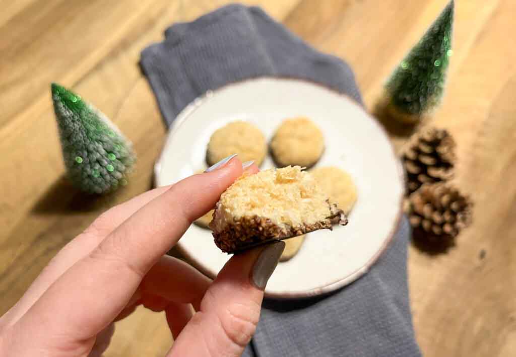 Vegane Kokosplätzchen auf einem Teller