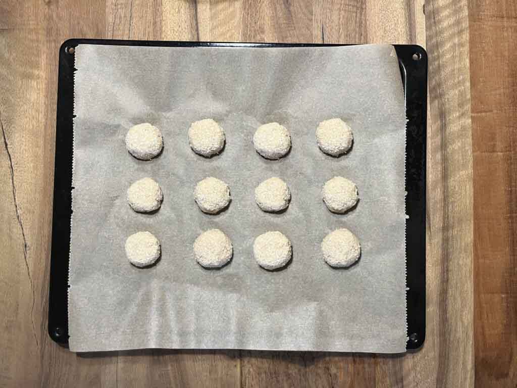 Kokosbällchen auf Backblech angeordnet