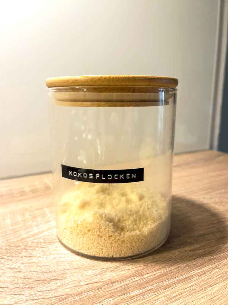 Glasbehälter mit Kokosflocken