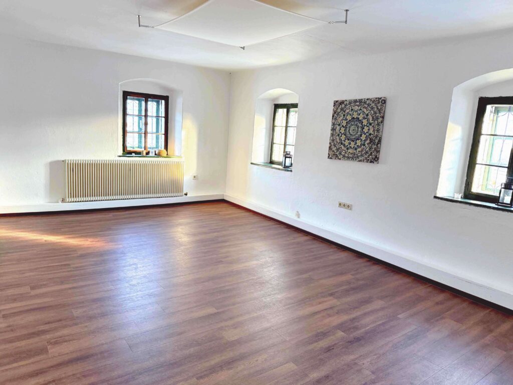 Heller Raum mit Holzfußboden