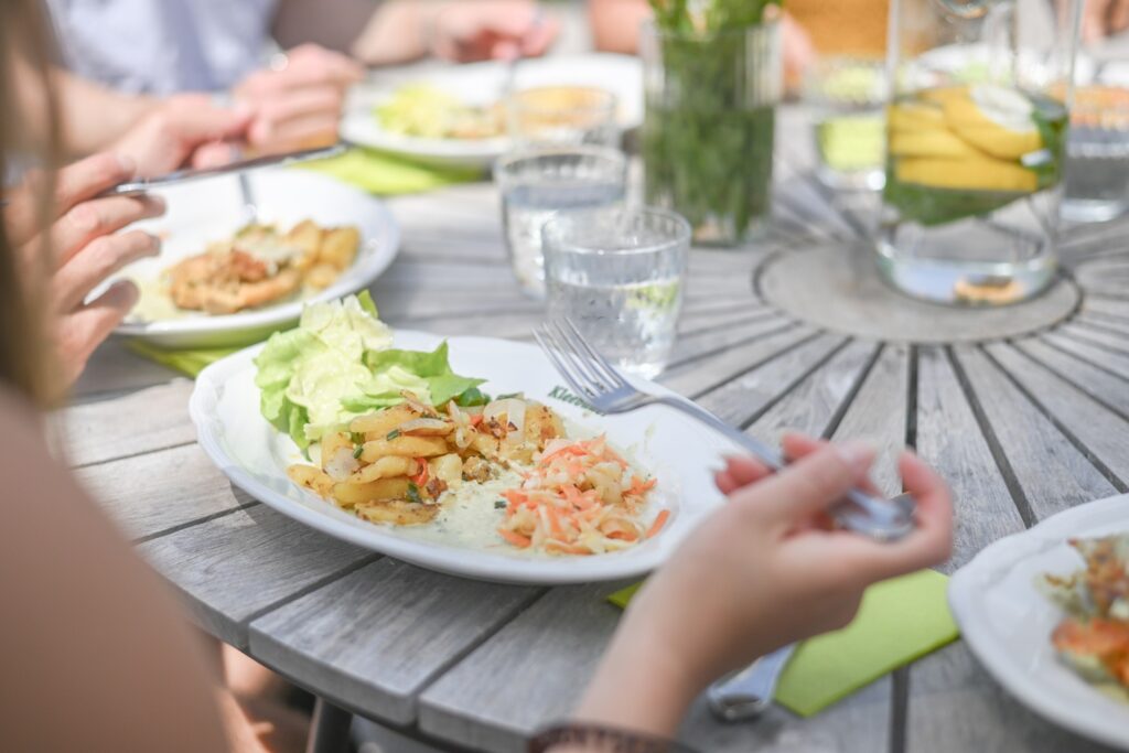 Leckeres Essen auf einem Tisch