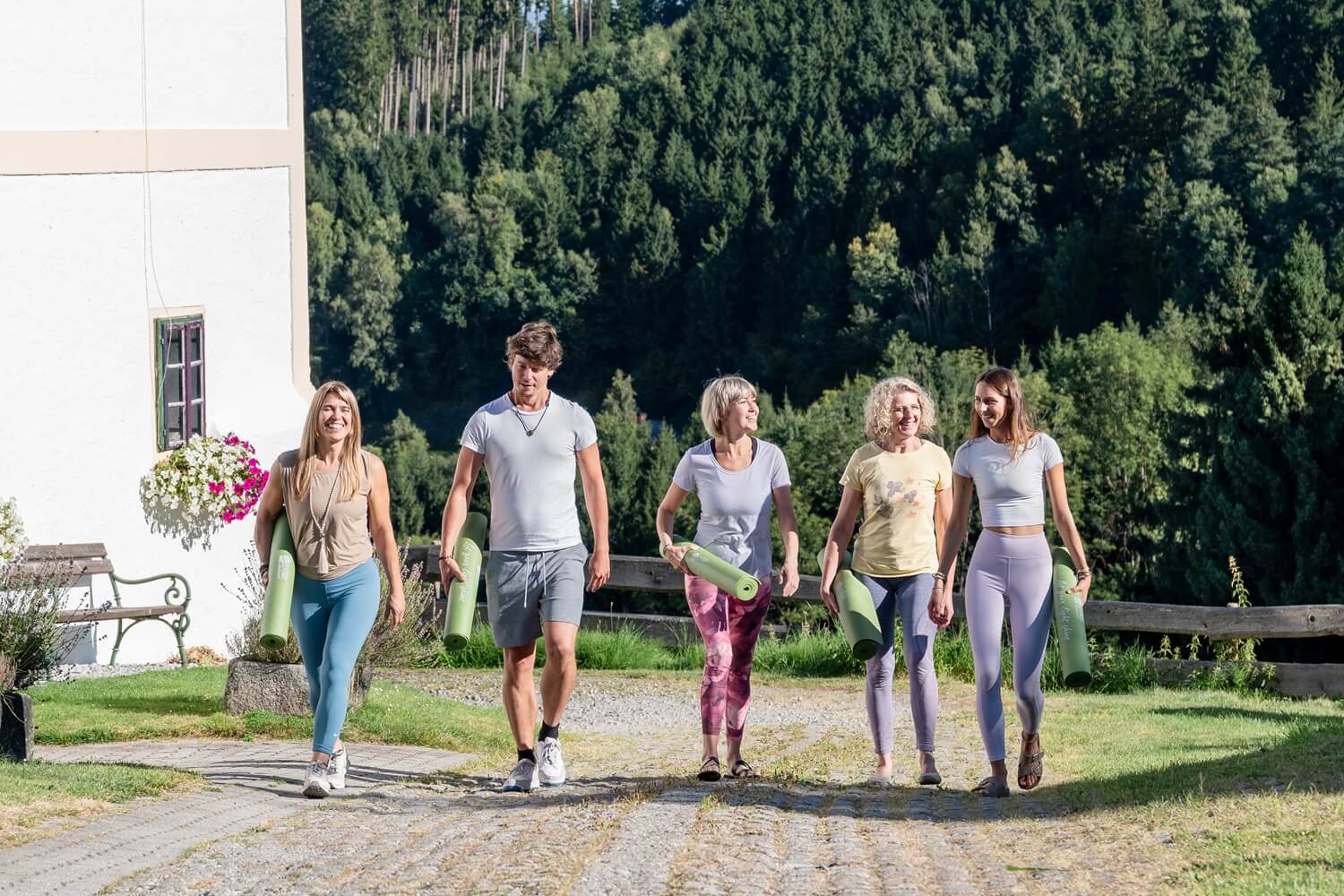 Gruppe von Menschen mit Yogamatten