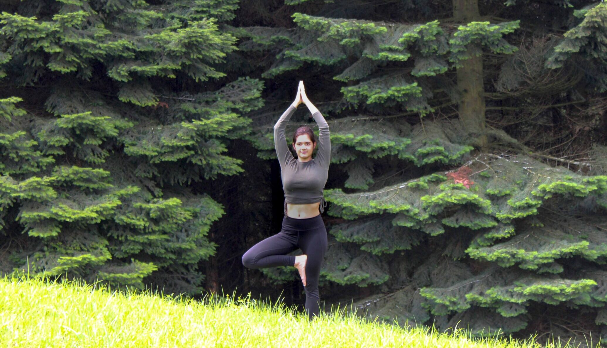 Frau macht Yoga im Wald.