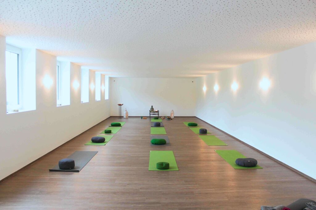 Heller Yogaraum mit Holzfußboden