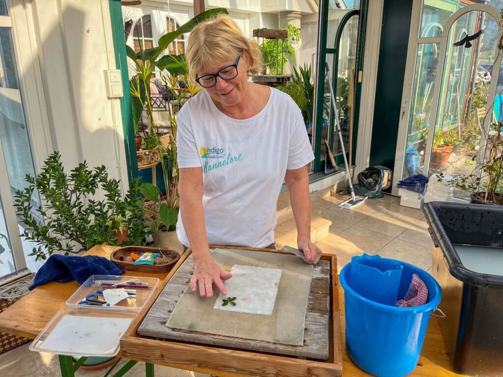 frau beim papier schöpfen