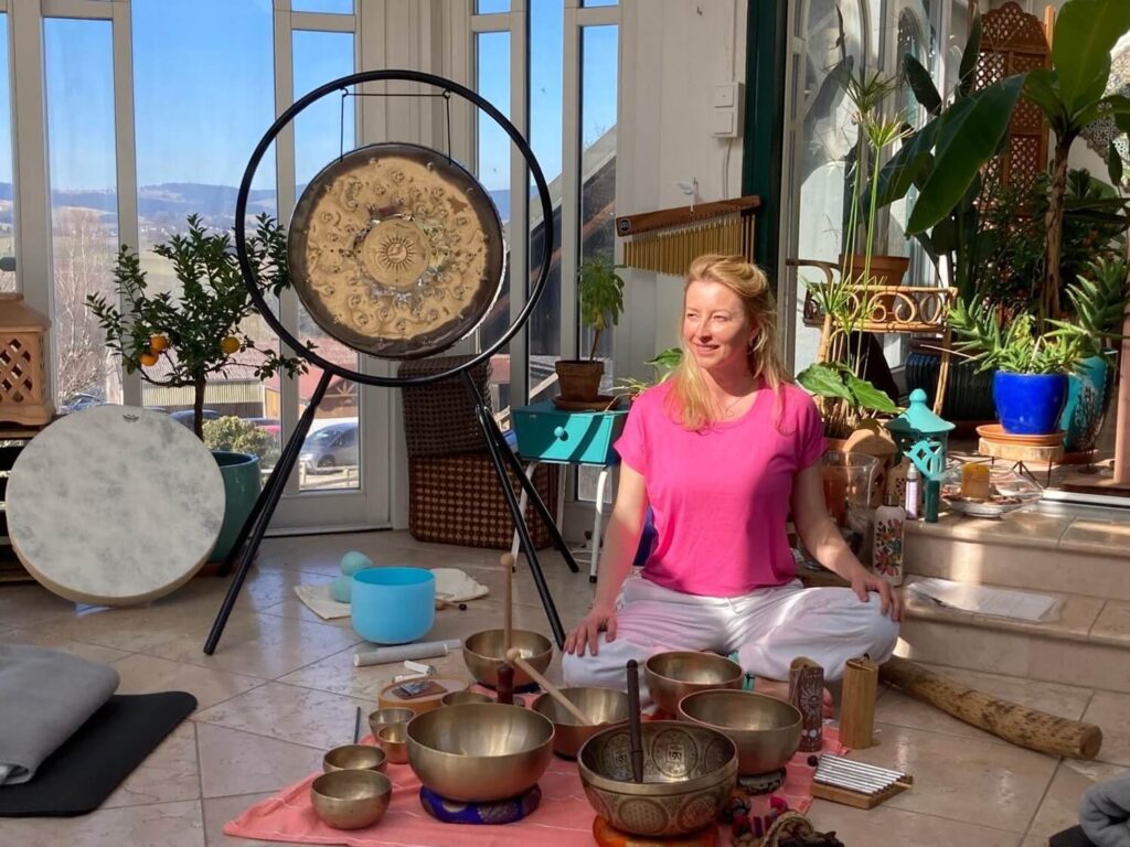 frau mit klangschalen