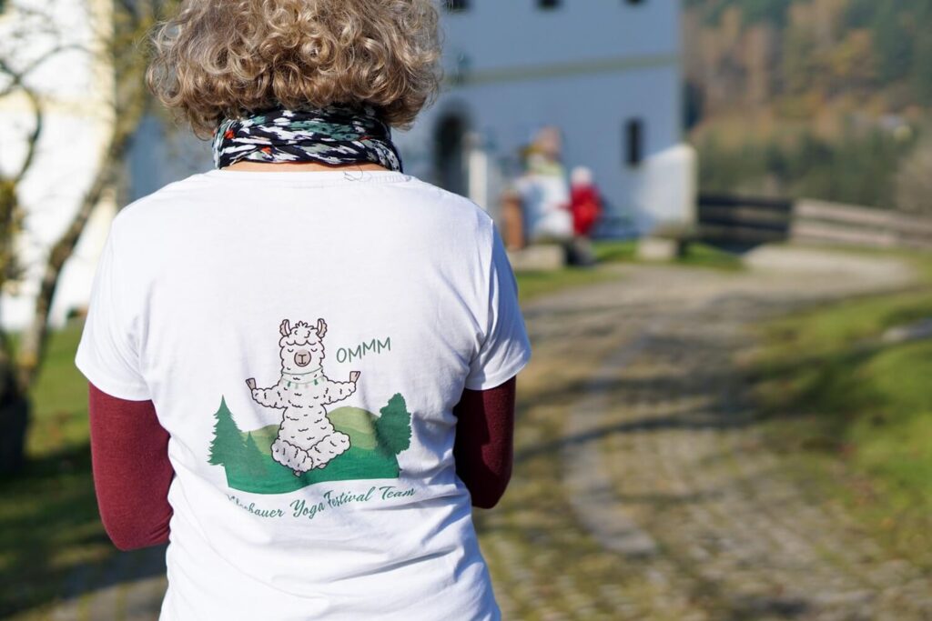 frau von hinten mit ommm-shirt