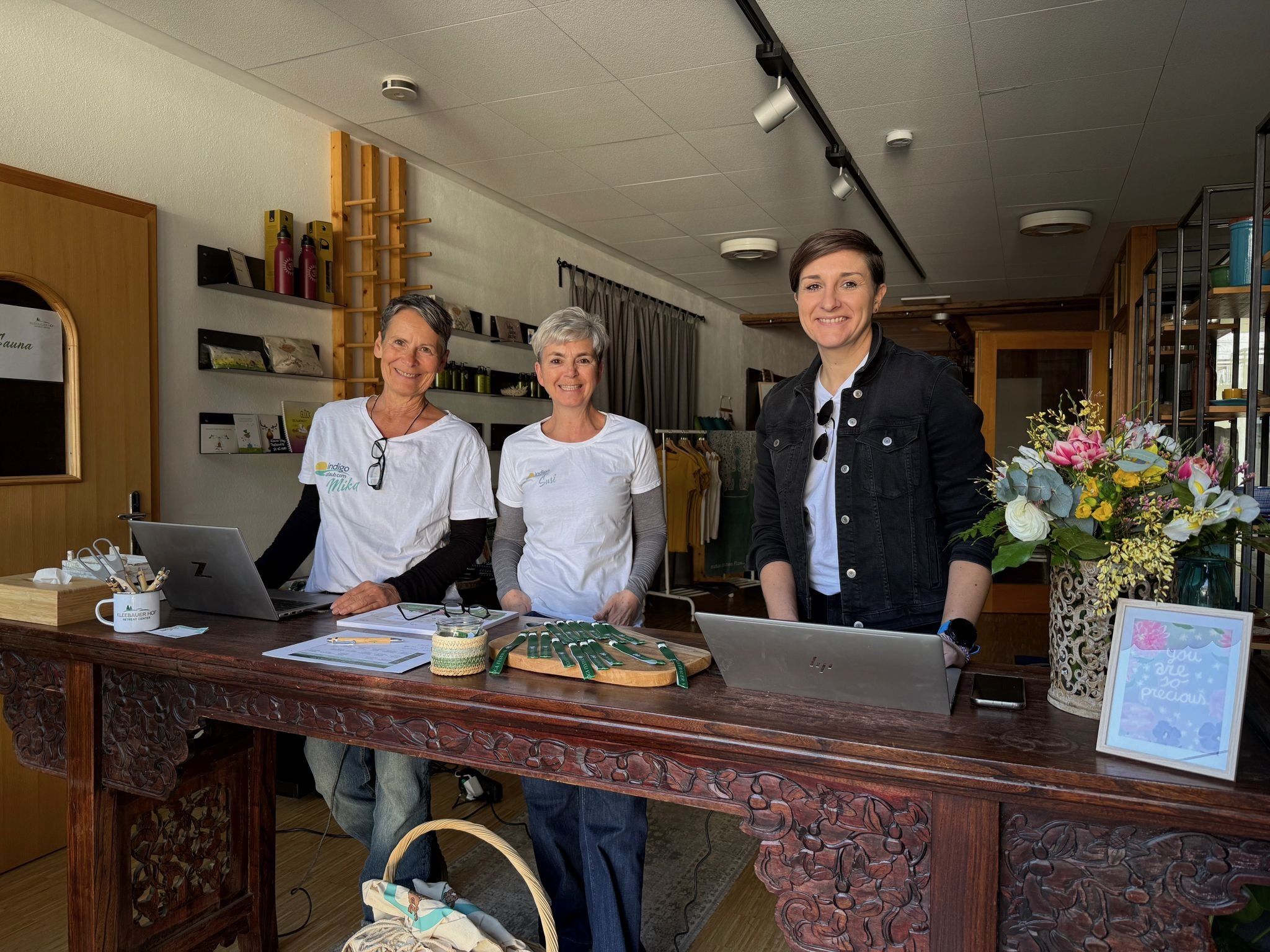 3 frauen beim empfang