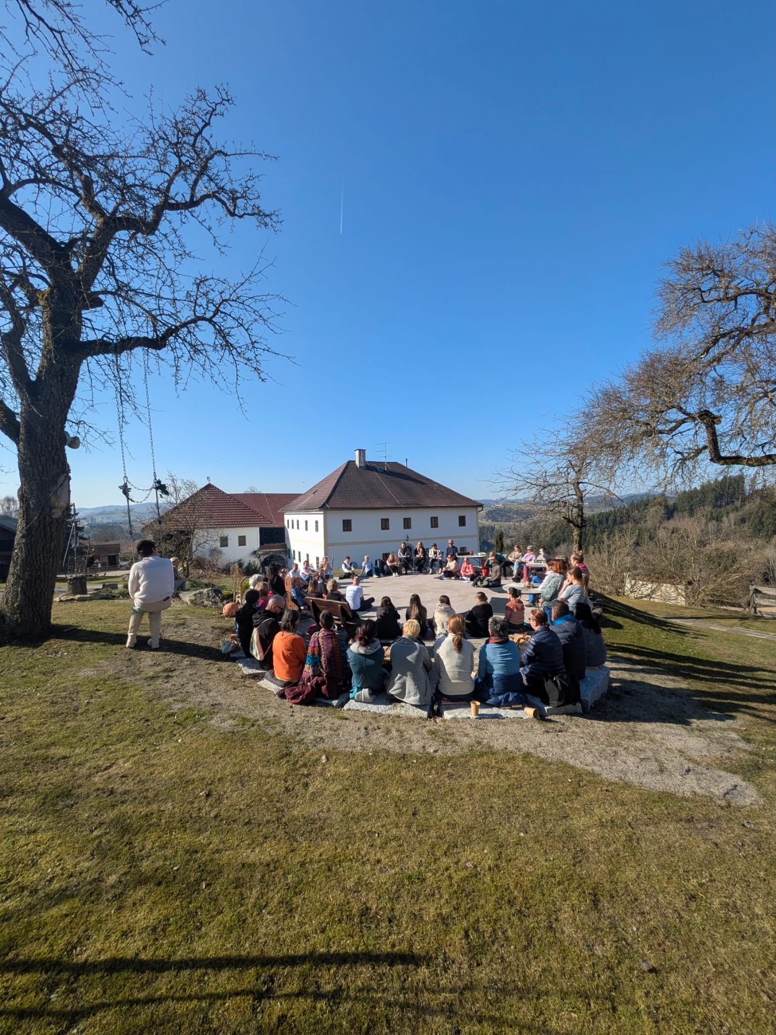 viele menschen im kreis outdoor