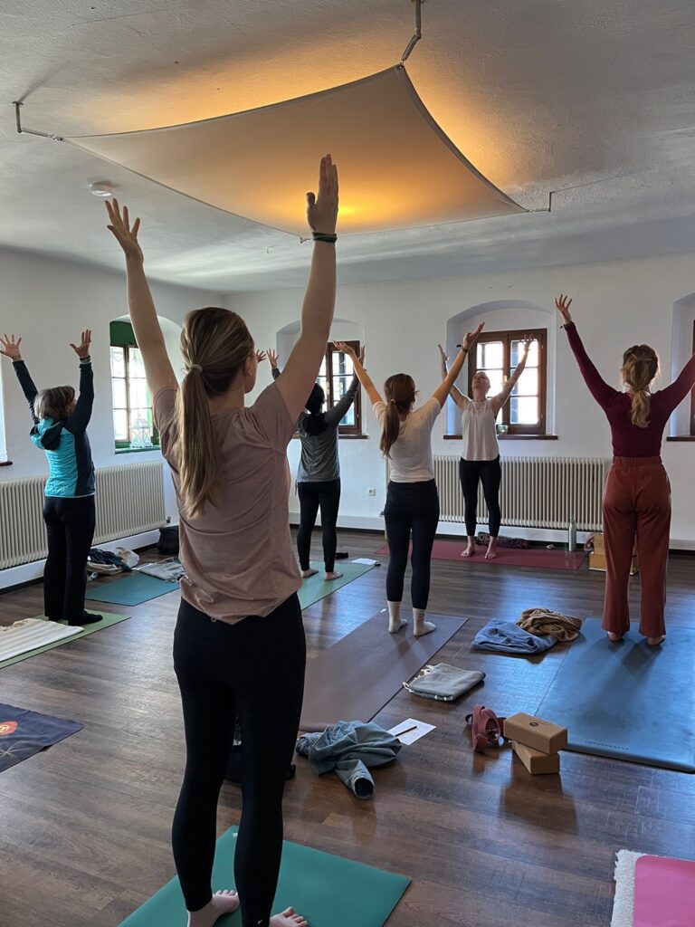 yoga in einem raum