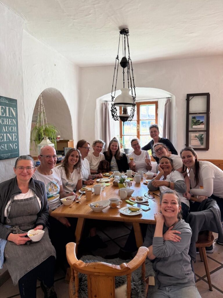 menschen beim essen am tisch