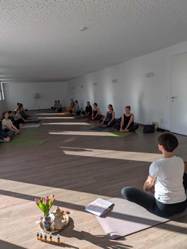 yoga in einem großen raum