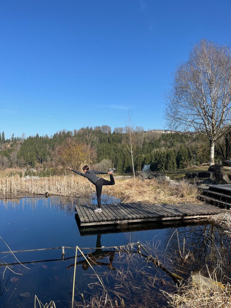 yogapose am teich