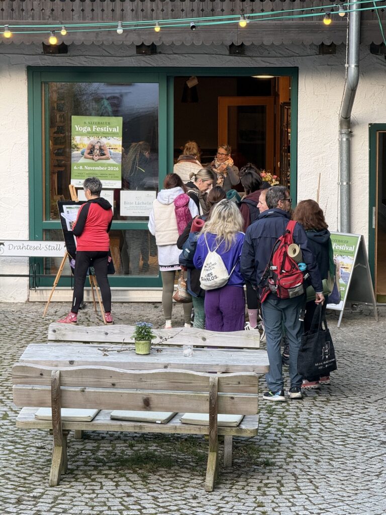 menschen stellen sich an bei ticket