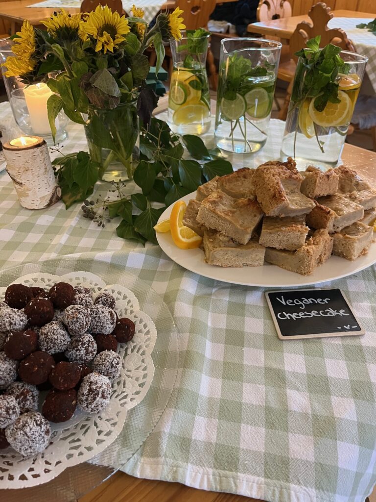 nachspeisen am buffet mit blumendeko