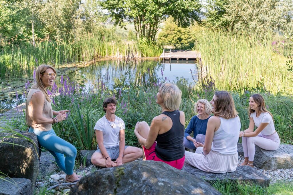 Drei Frauen beim Kaffeetrinken und Reden.