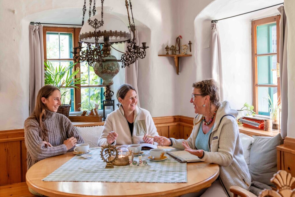 Drei Frauen beim Kaffeetrinken und Reden.