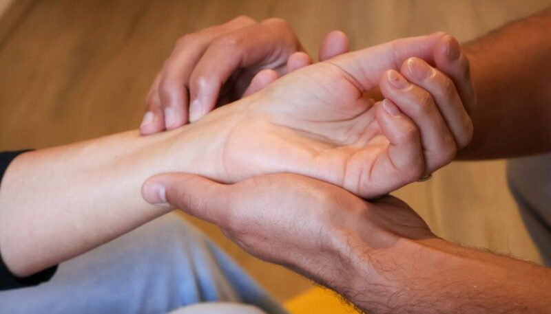 Puls wird an der Hand gefühlt für Ayurvedabehandlung