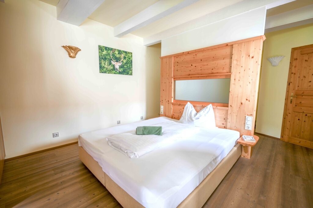 Helles Zimmer mit Holzdetails und Bett