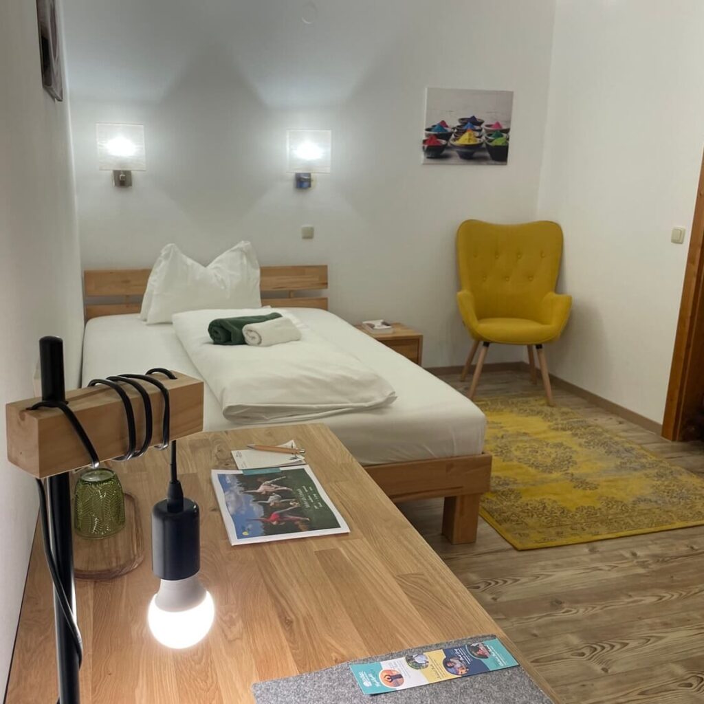 Helles Zimmer mit Bett und Sessel