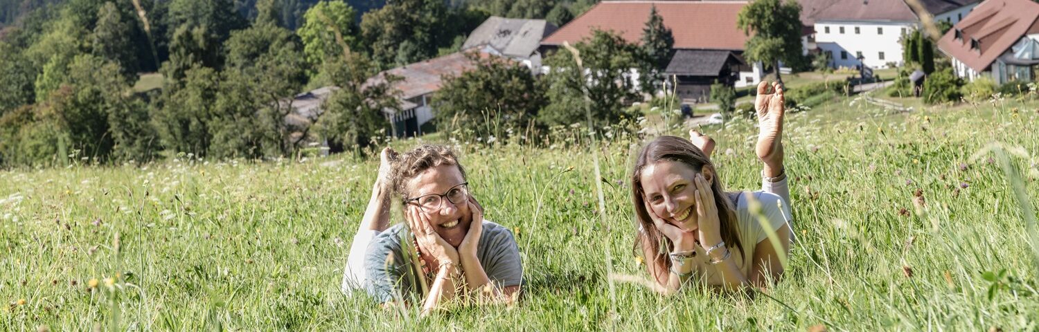 Zwei Frauen auf einer Wiese.
