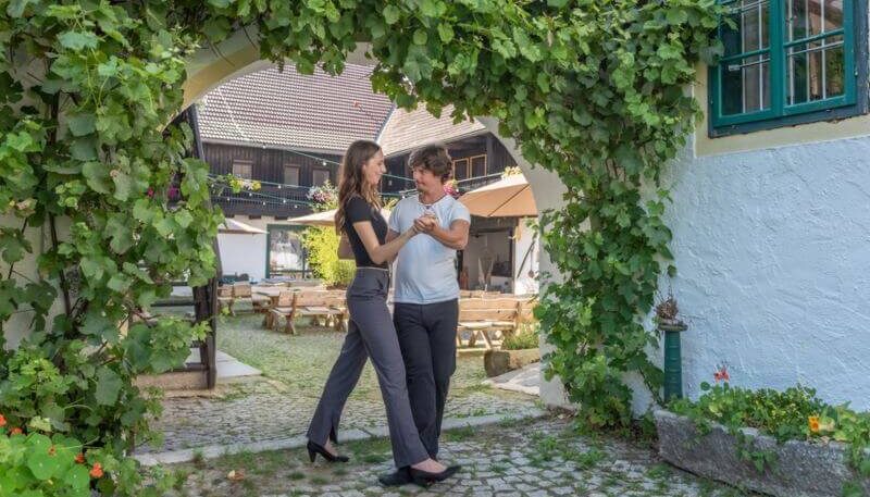 ein Paar tanzend im Vierkanthof