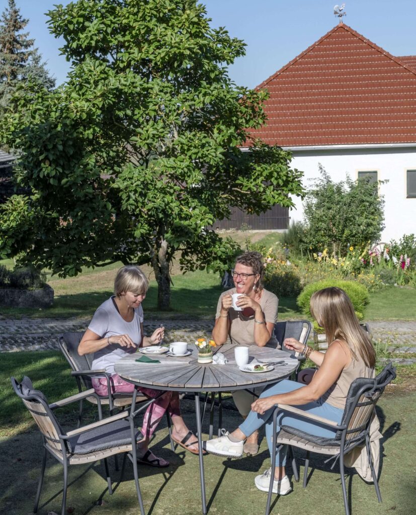 Drei Frauen essen im Freien