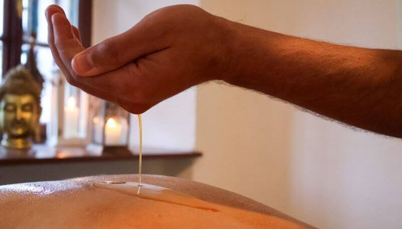 Ayurveda-Behandlung am Rücken