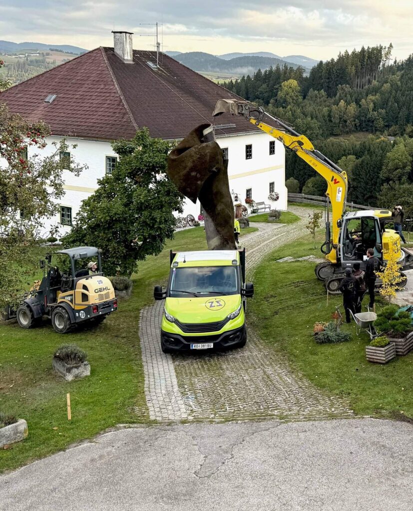 Bauarbeiten mit Maschinen und Fahrzeugen