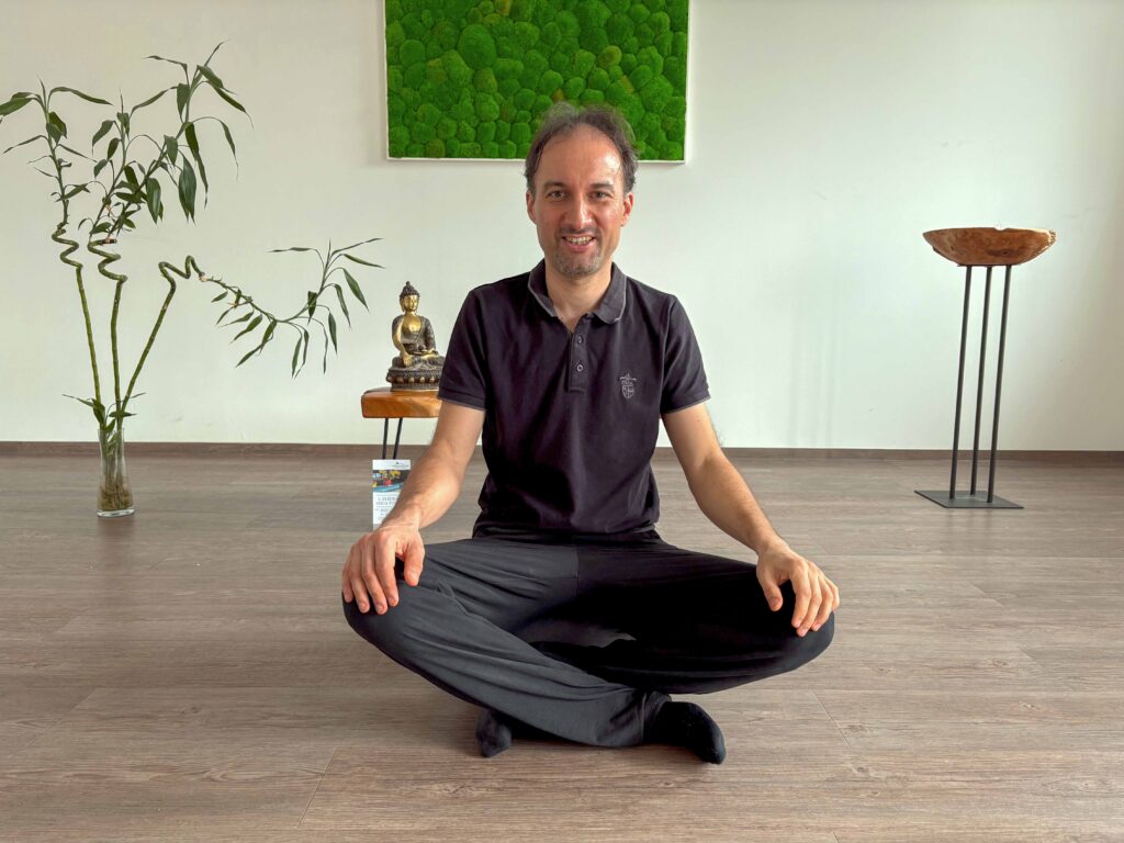 Mann sitzt im Meditationsraum.