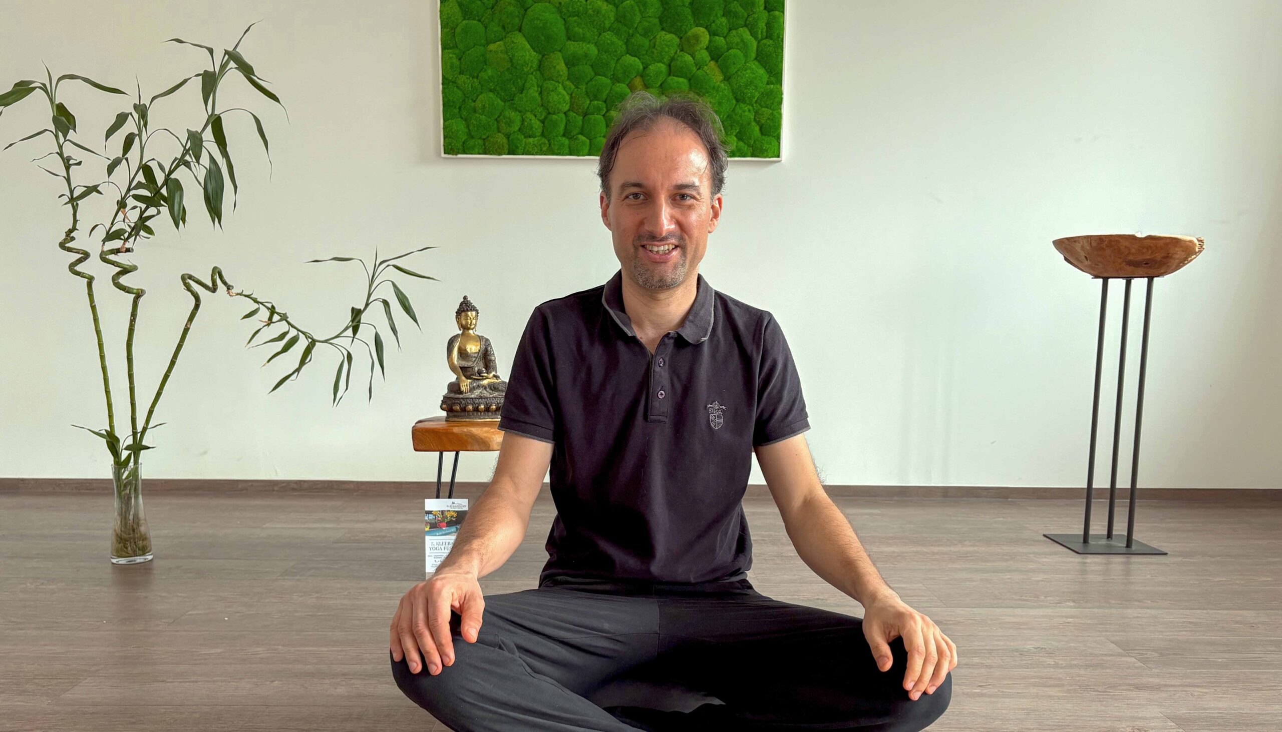 Mann sitzt im Meditationsraum.