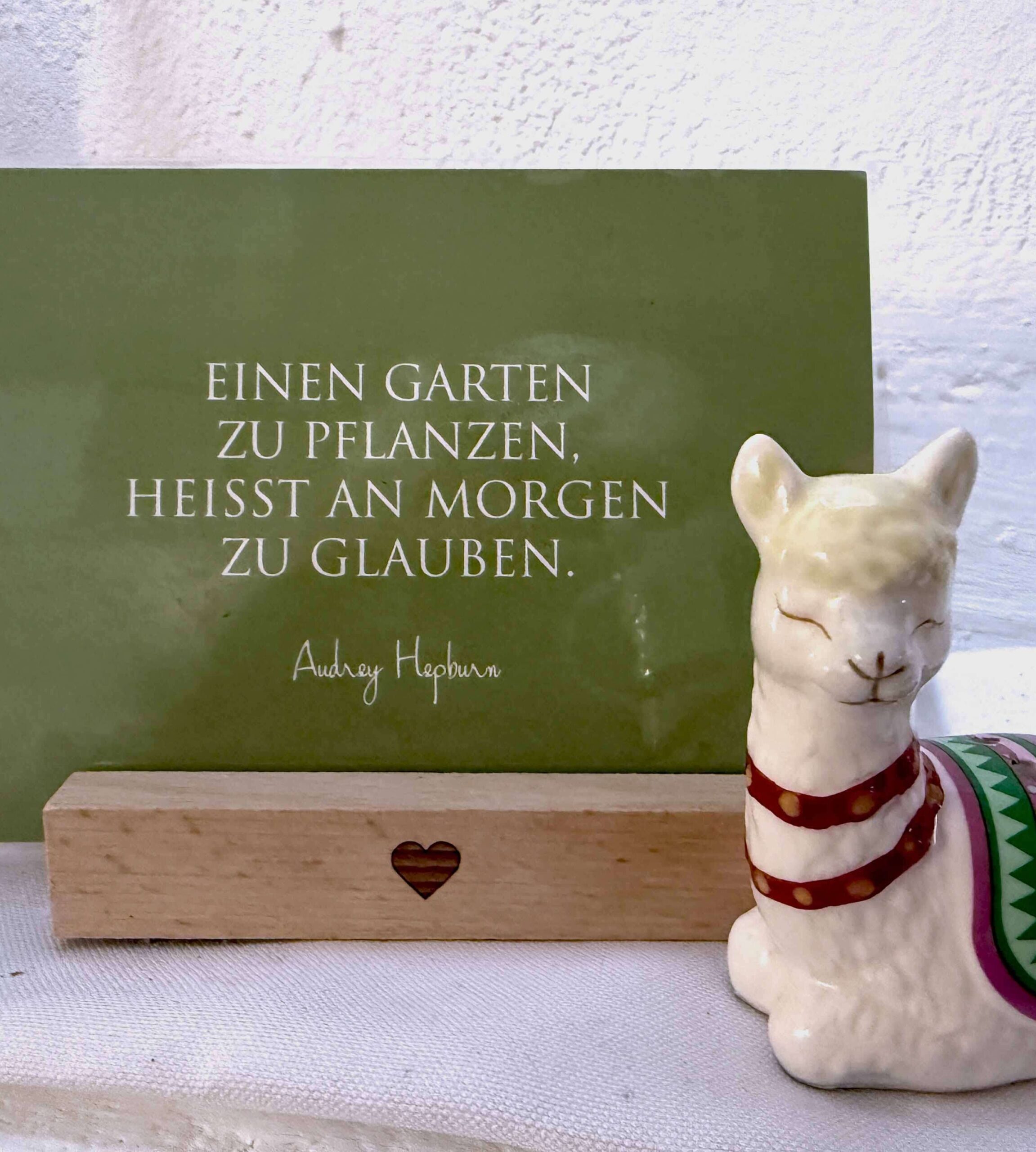 Alpakafigur neben inspirierendem Spruch