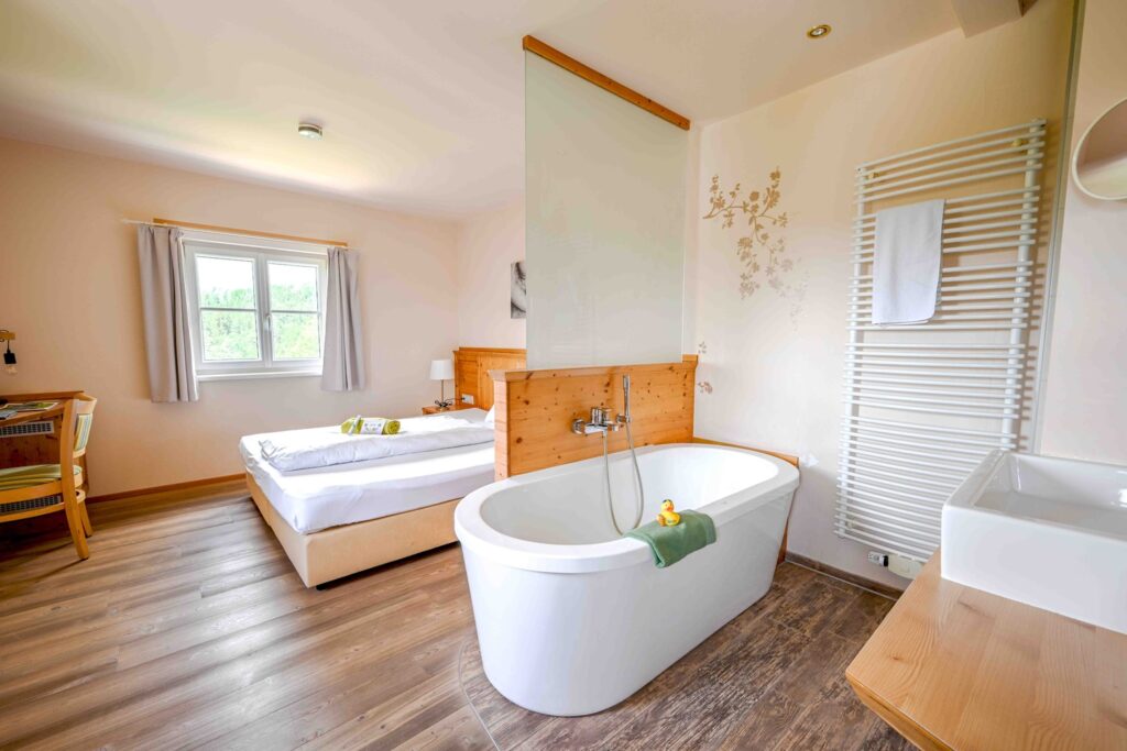 Helles Zimmer mit Badewanne und Fenster