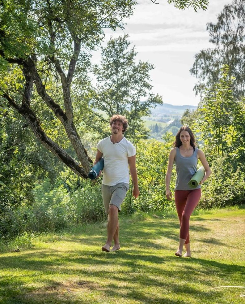 Paar geht mit Yogamatten spazieren