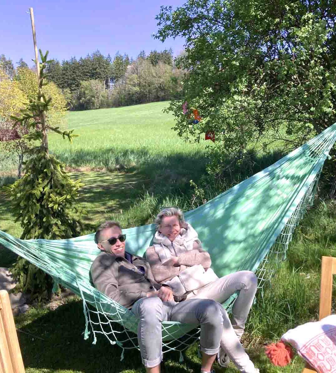 Paar entspannt in einer Hängematte.