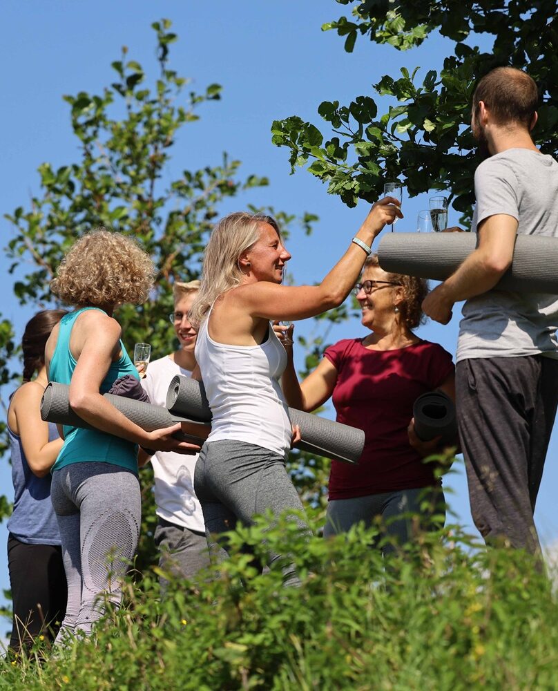 Gruppe macht Yoga und trinkt