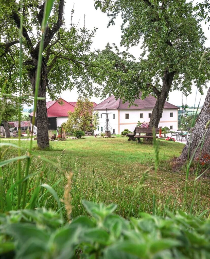 Landschaft mit Bäumen und Bauernhaus