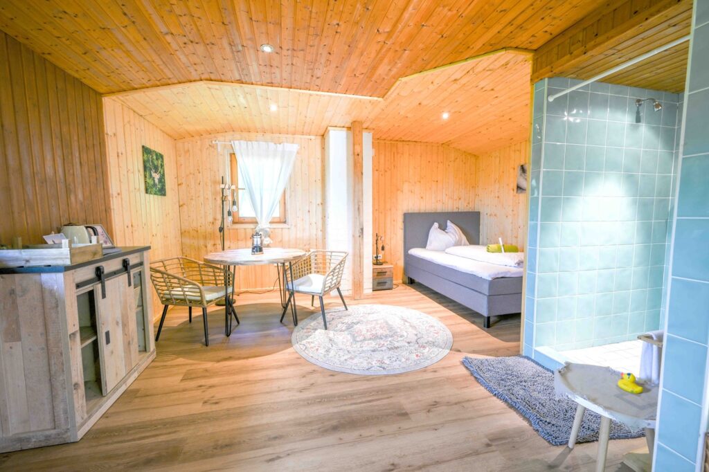 Helles Zimmer mit Holzdekor und Bad