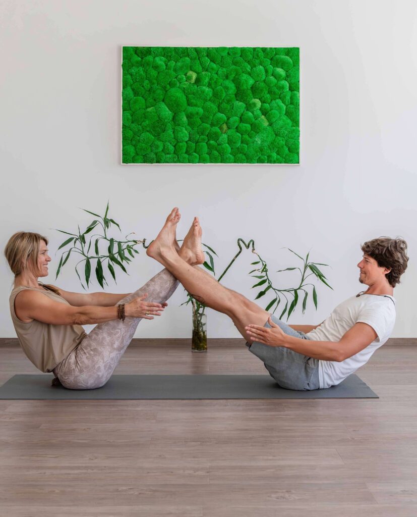 Zwei Personen machen Partner-Yoga-Übung