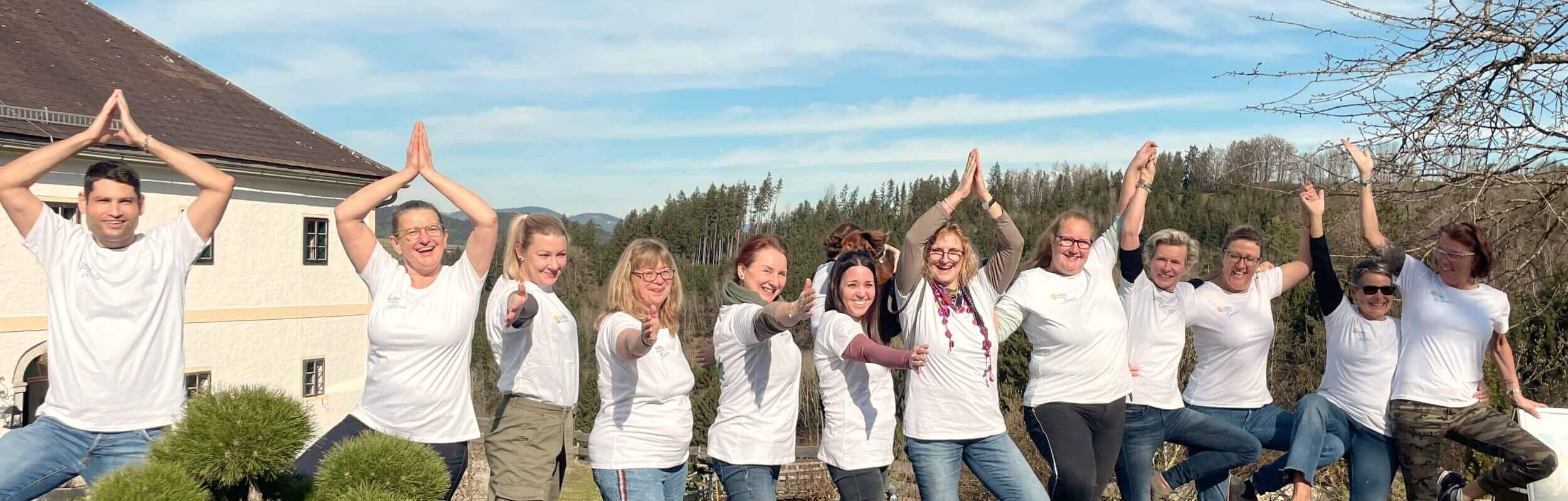 Gruppe von Menschen in Yogaposen