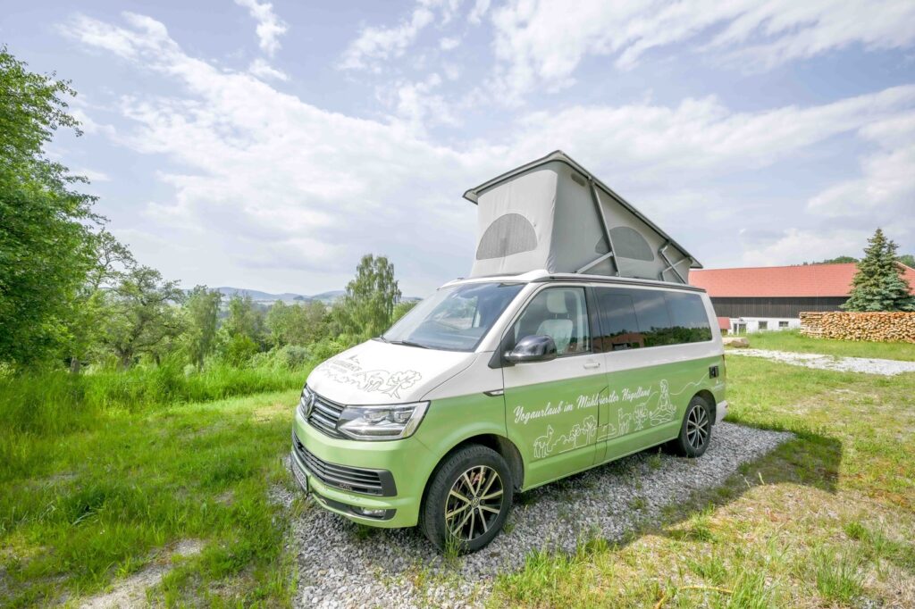 Wohnmobil auf grünem Feld.