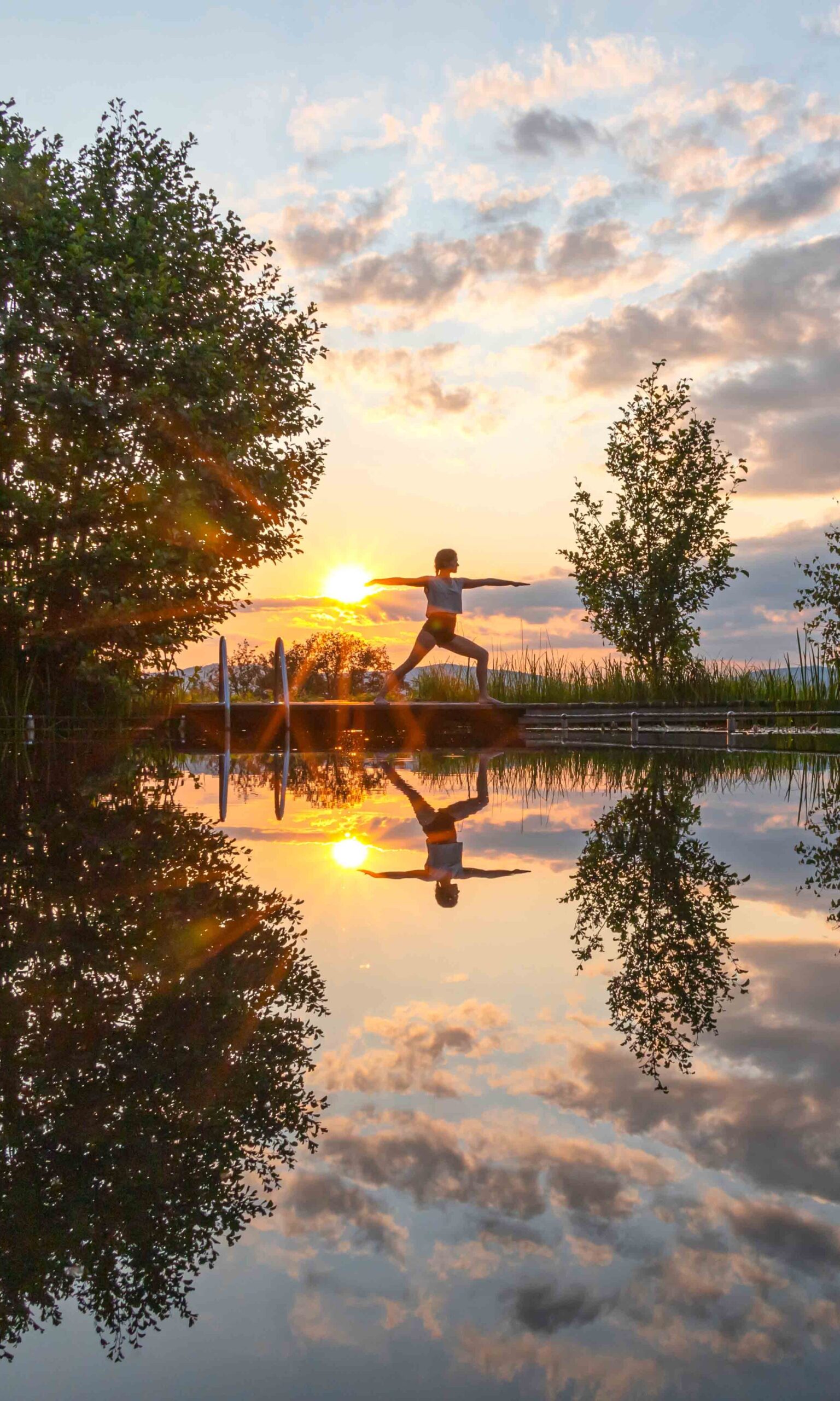 Yoga-Übung bei Sonnenuntergang am Teich