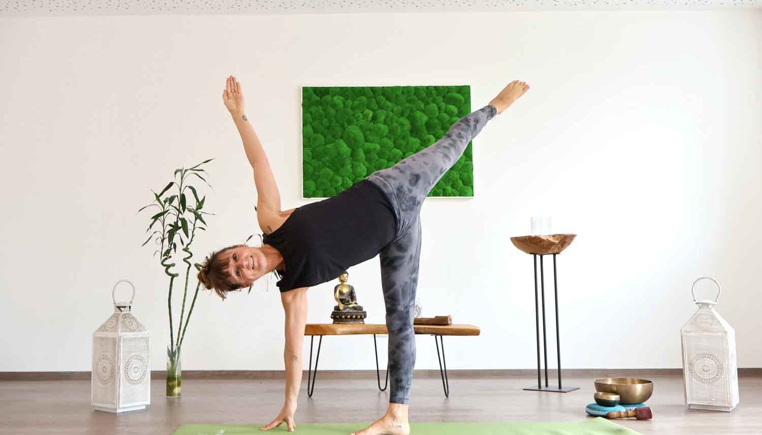 Yogaübung in entspannter Umgebung