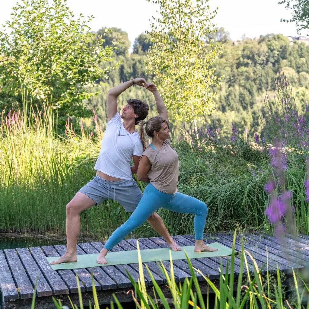 Yoga-Paar in der Natur