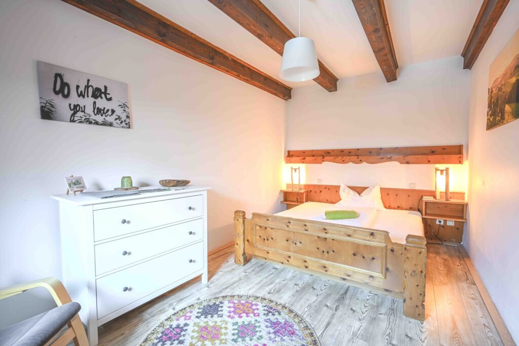 Helles Zimmer mit Doppelbett und Kommode