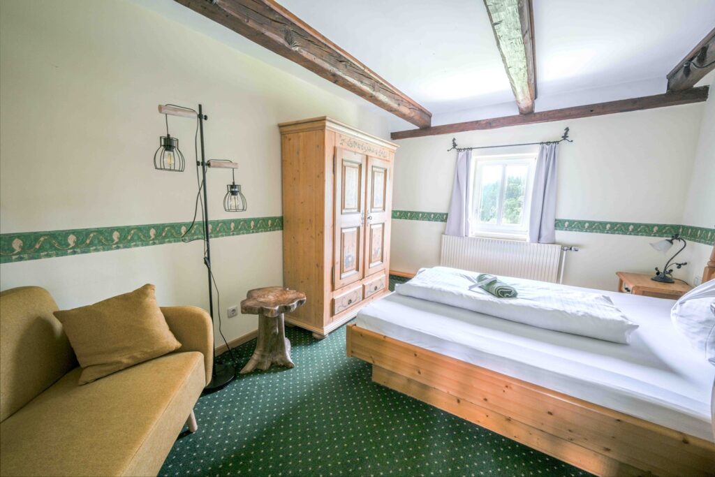 Helles Zimmer mit Doppelbett und Sofa