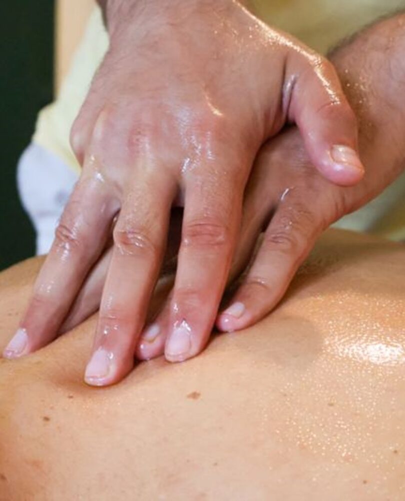 Massage mit Öl auf Rücken