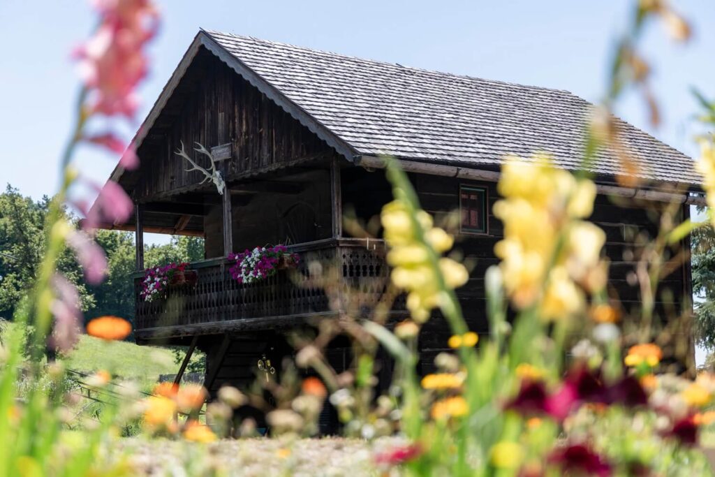 Traditionelles Holzhaus mit Blumen